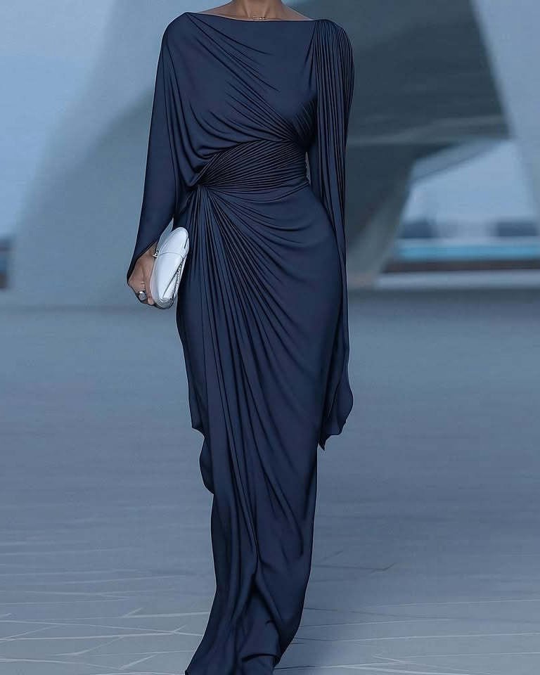 Elegant solid color dress with round neck